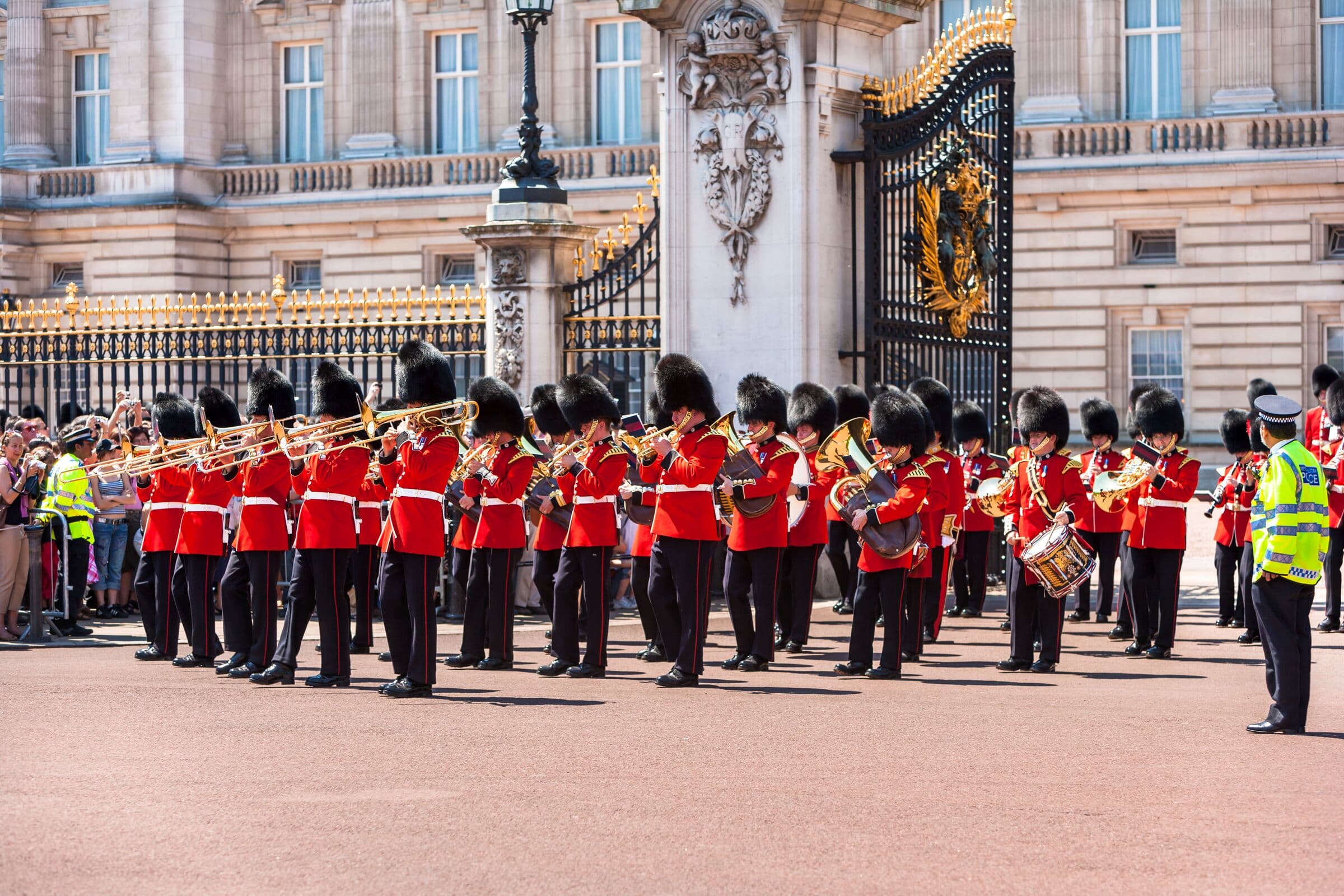 Guardias con casaca roja desfilan ante el Palacio de Buckingham
